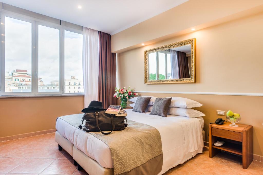 Postel nebo postele na pokoji v ubytování Raeli Hotel Lux