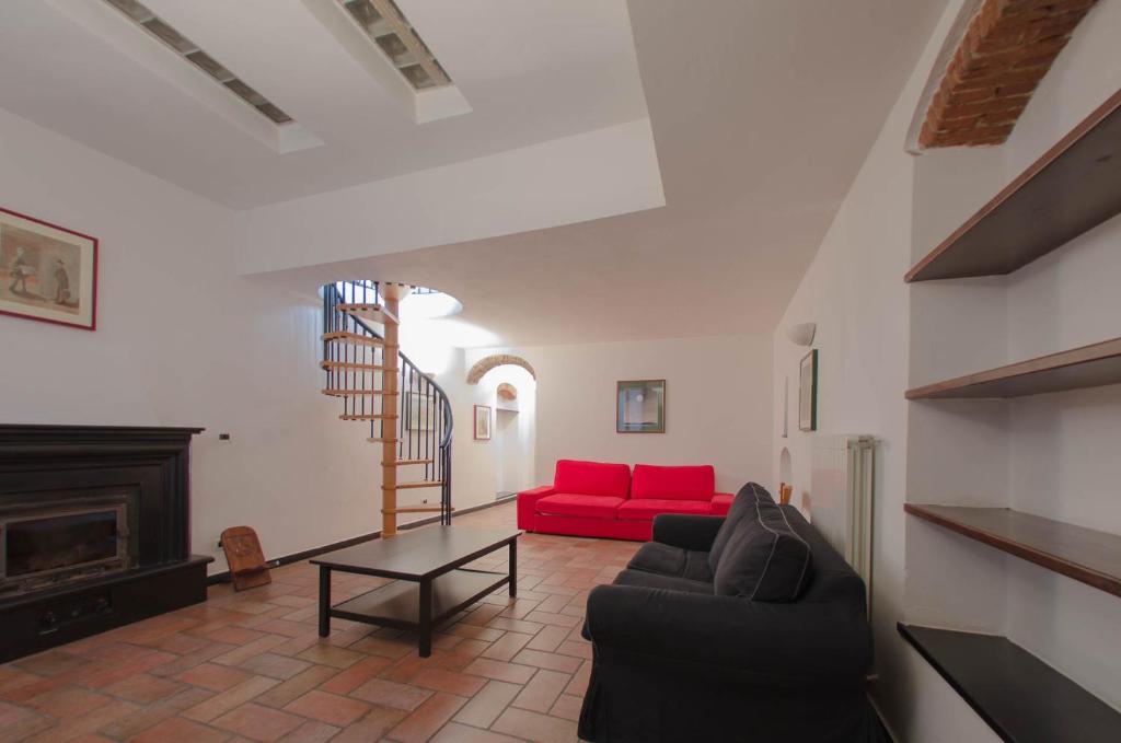 フィナーレ・リーグレにあるCasa del Soleのリビングルーム(赤いソファ、暖炉付)
