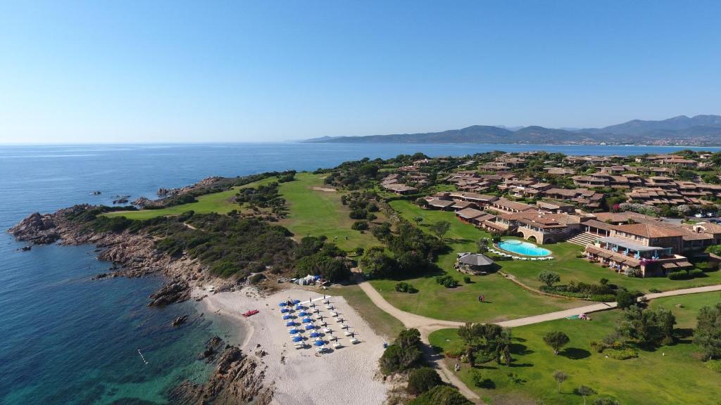 uma vista aérea de um resort e do oceano em Due Lune Puntaldia Resort & Golf em San Teodoro