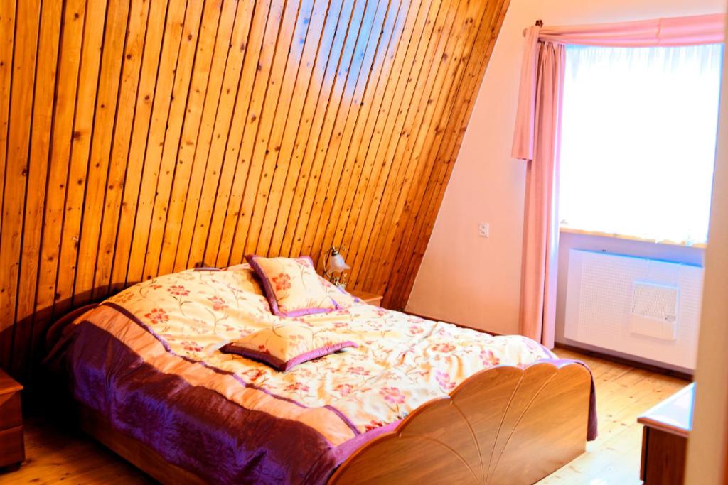 Säng eller sängar i ett rum på Ski Villa Świeradów
