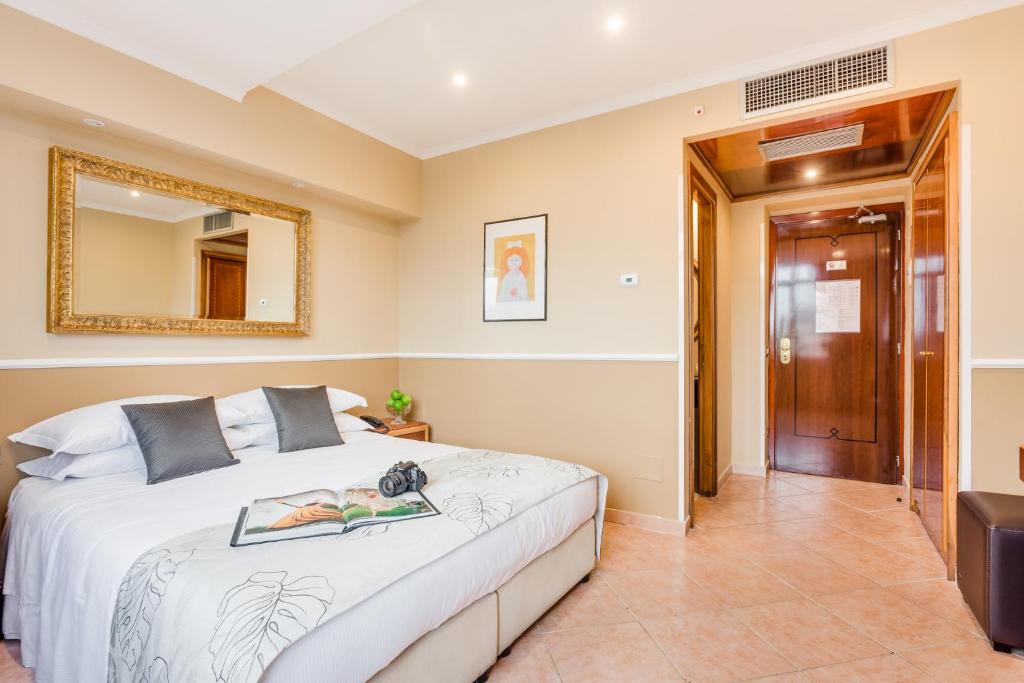 Postel nebo postele na pokoji v ubytování Raeli Hotel Archimede