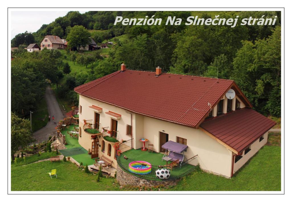 una casa con una pelota de fútbol en el patio en Penzión na Slnečnej stráni, en Vyhne