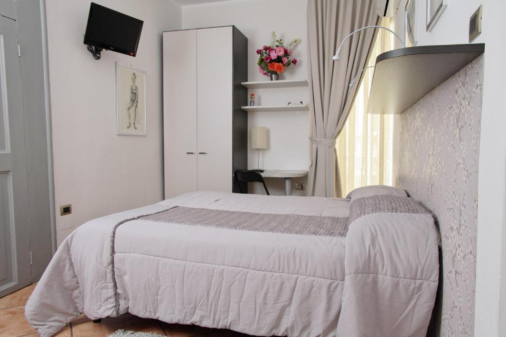 Un pat sau paturi într-o cameră la B&B Napoli Plebiscito