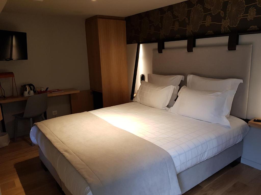 Postel nebo postele na pokoji v ubytování Aigle d'Or - Strasbourg Nord