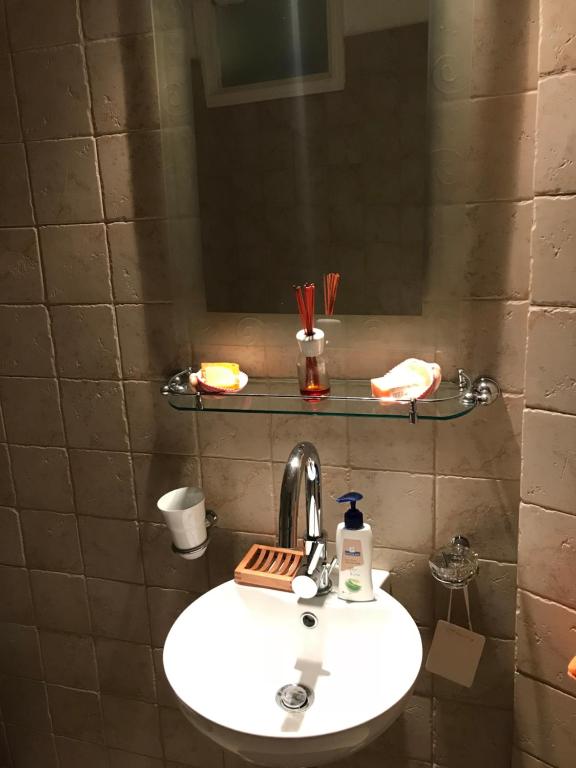 łazienka z umywalką i lustrem w obiekcie Piraeus Lux Secret w Pireusie