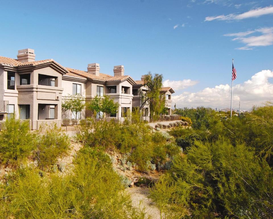 uma casa numa colina com uma bandeira americana em WorldMark Phoenix - South Mountain Preserve em Phoenix