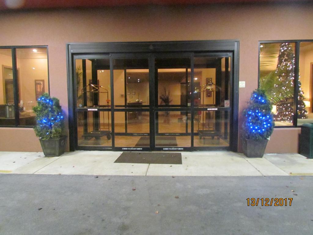 een gebouw met twee blauwe lichten voor een gebouw bij Suite Dreams Hotel in Mattoon