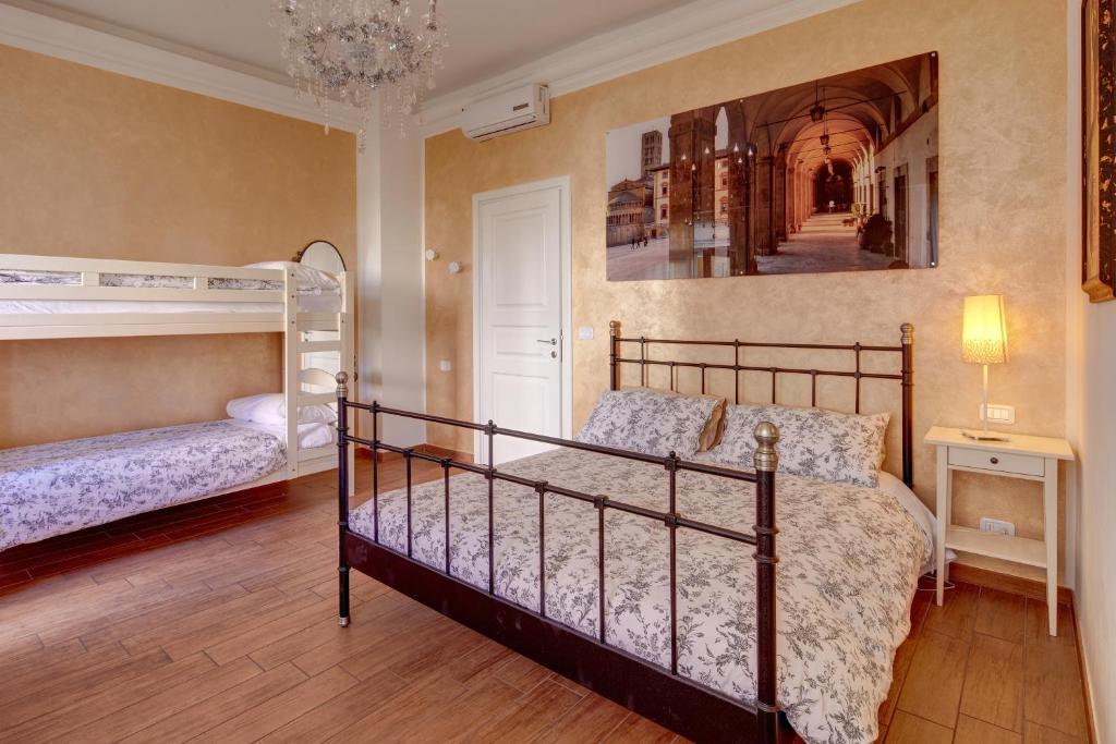 um quarto com 2 beliches e um lustre em Cento Passi dal Duomo B&B em Arezzo