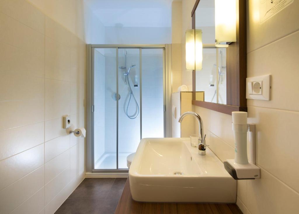 A bathroom at Hotel Weiss