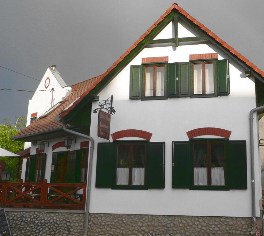 The building in which a vendégházakat is located