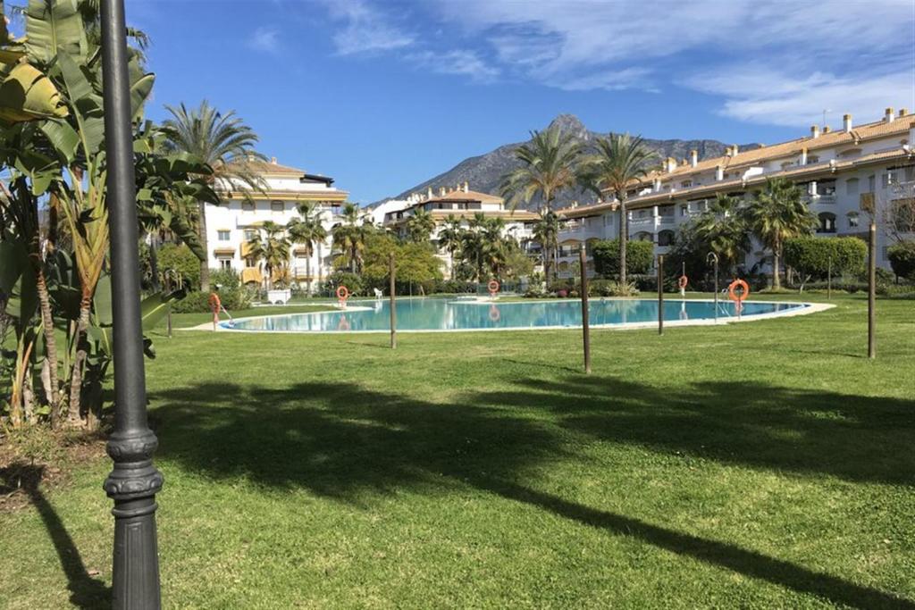 Apartment Lets in the Sun Dama de Noche, Marbella, Spain ...