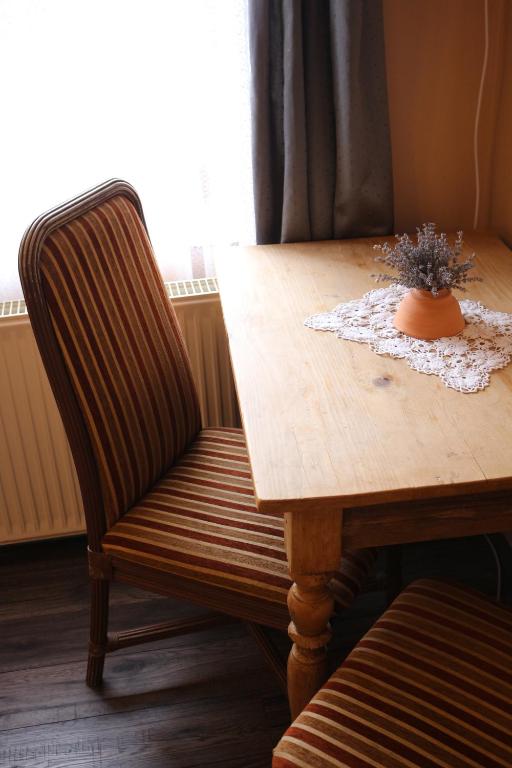 A seating area at Vitényi Pince Vendégház