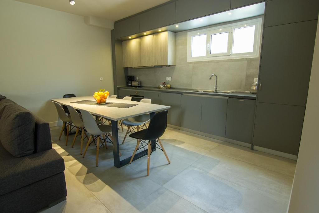 Kuchnia lub aneks kuchenny w obiekcie Amera - Troumpas Family Apartments