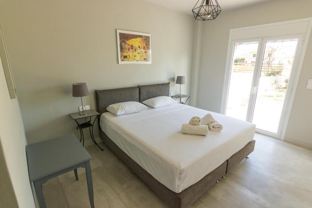 Łóżko lub łóżka w pokoju w obiekcie Amera - Troumpas Family Apartments