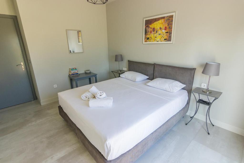 Łóżko lub łóżka w pokoju w obiekcie Amera - Troumpas Family Apartments