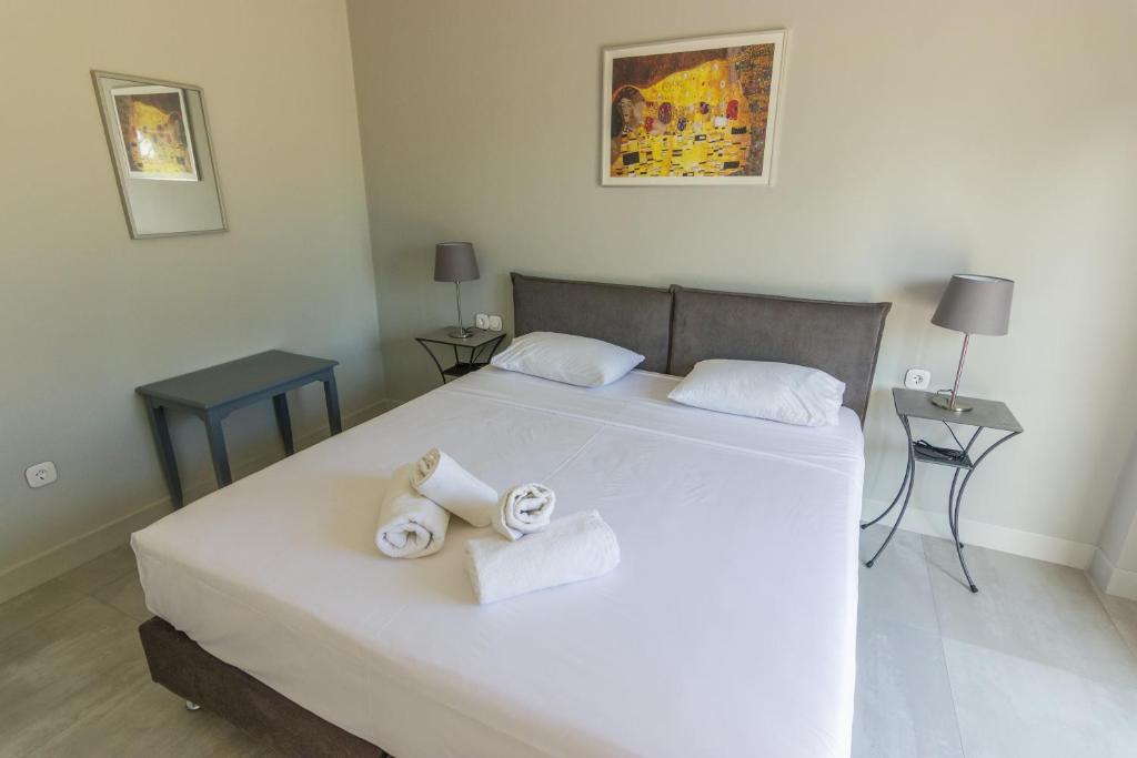 Łóżko lub łóżka w pokoju w obiekcie Amera - Troumpas Family Apartments