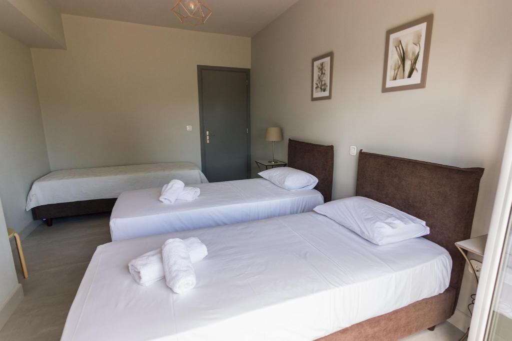 Łóżko lub łóżka w pokoju w obiekcie Amera - Troumpas Family Apartments