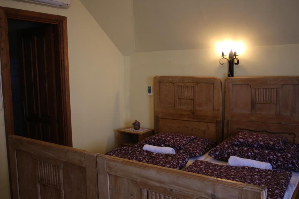 A bed or beds in a room at Vitényi Pince Vendégház