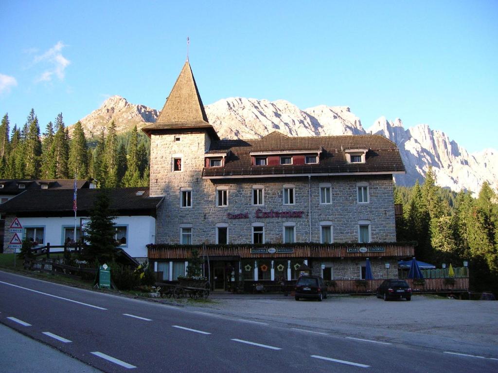 Nespecifikovaný výhled na hory nebo výhled na hory při pohledu z hotelu