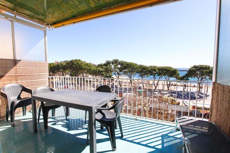 - une table et des chaises sur une terrasse avec vue sur l'océan dans l'établissement Eila, à Sant Feliu de Guíxols