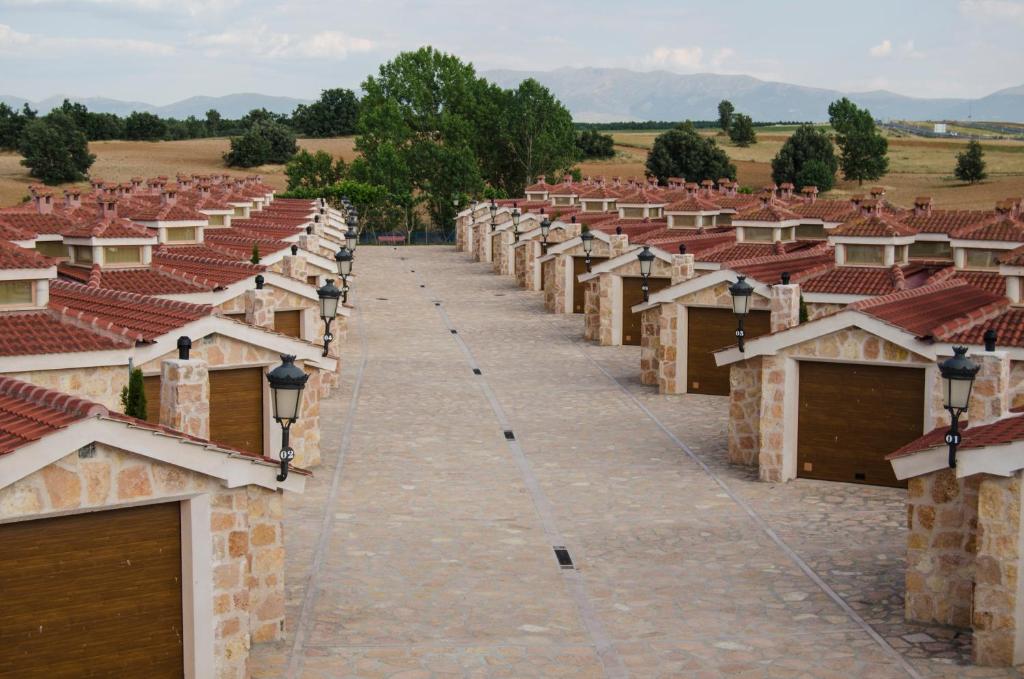 una vista aérea de una fila de garajes en Hotel Las Casitas en Boceguillas