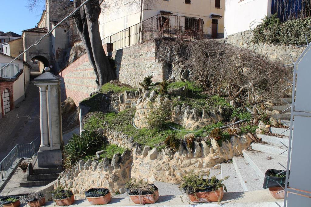 una escalera con macetas en una pared de piedra en La Villa di Pa', en Odalengo Piccolo