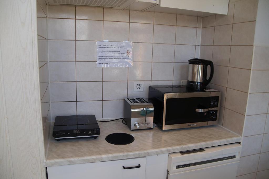Kuchyň nebo kuchyňský kout v ubytování Villa Donkey BnB