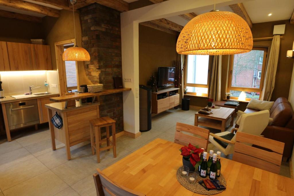 eine Küche und ein Wohnzimmer mit einem Wohnzimmer und einem Tisch in der Unterkunft Ferienhaus Lüneburg in Lüneburg