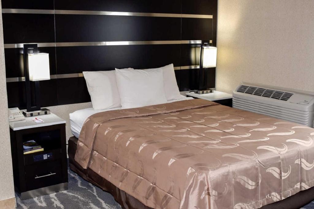 Letto o letti in una camera di Quality Inn East Stroudsburg - Poconos