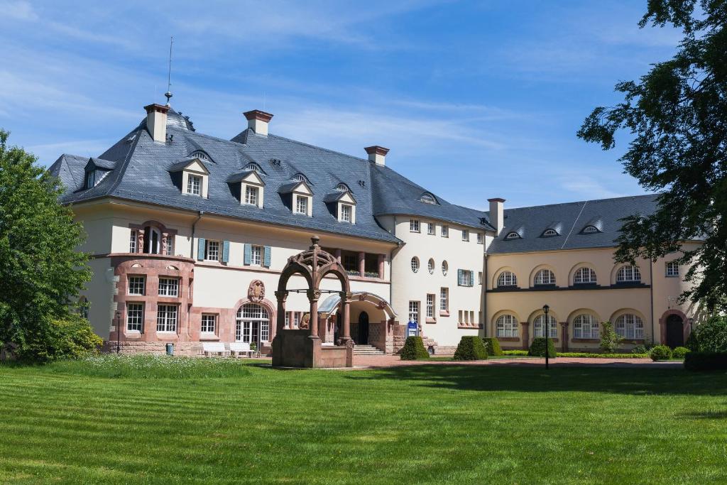 een groot huis met een grote grastuin bij Das Wolfsbrunn in Hartenstein