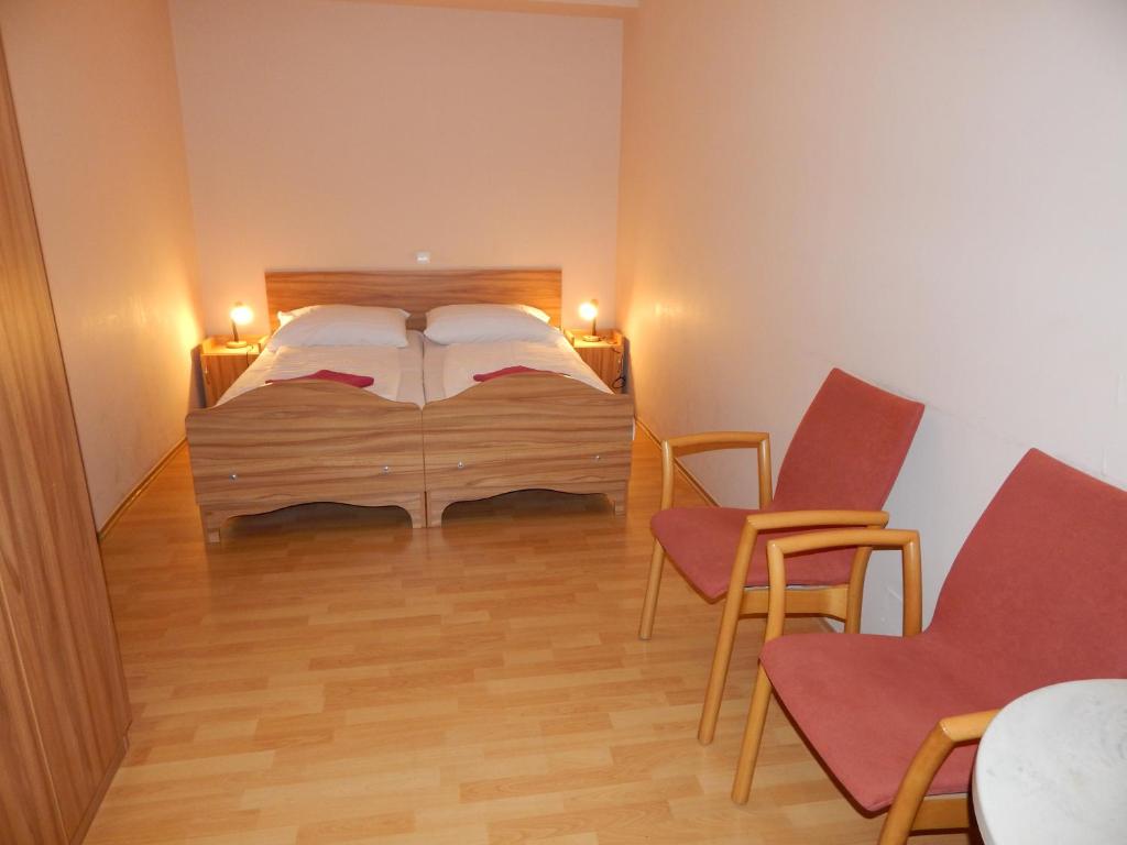 A bed or beds in a room at Kálvin Vendégszobák