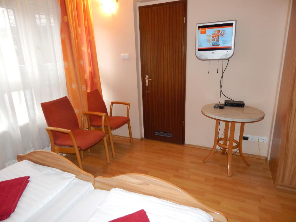 A television and/or entertainment centre at Kálvin Vendégszobák