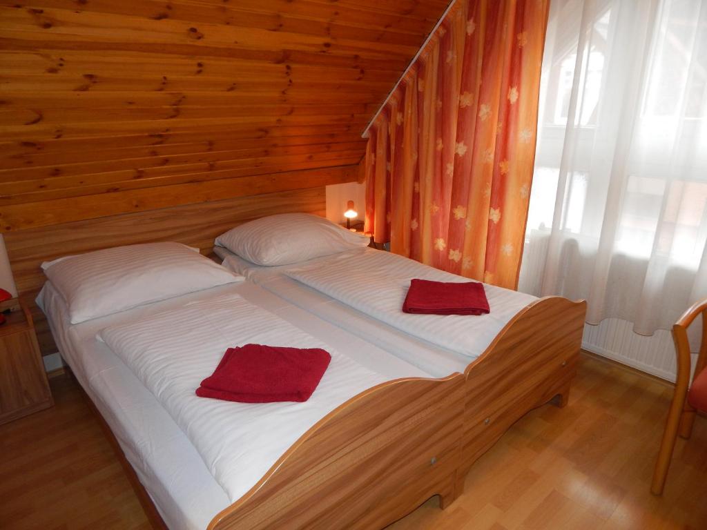 A bed or beds in a room at Kálvin Vendégszobák