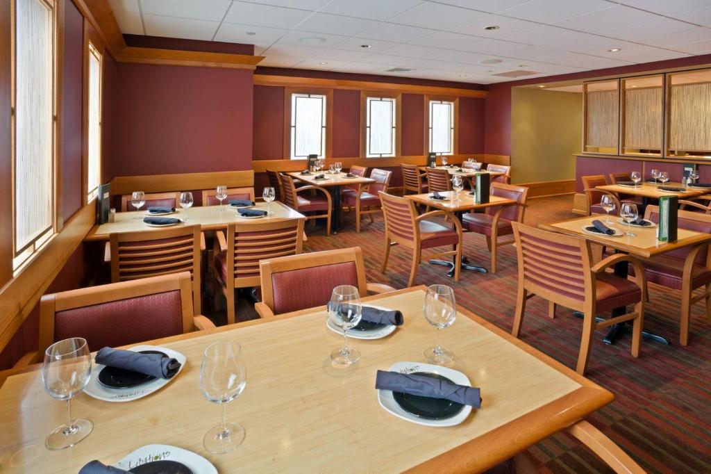 Restaurace v ubytování DoubleTree by Hilton Providence Airport Warwick