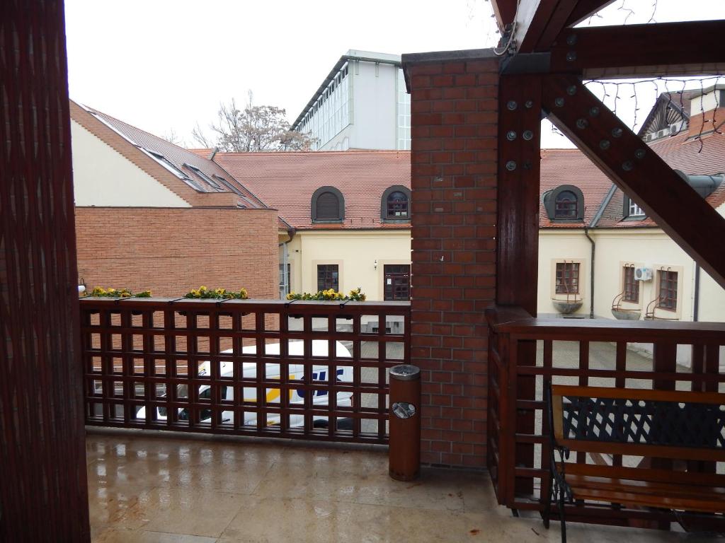 A balcony or terrace at Kálvin Vendégszobák