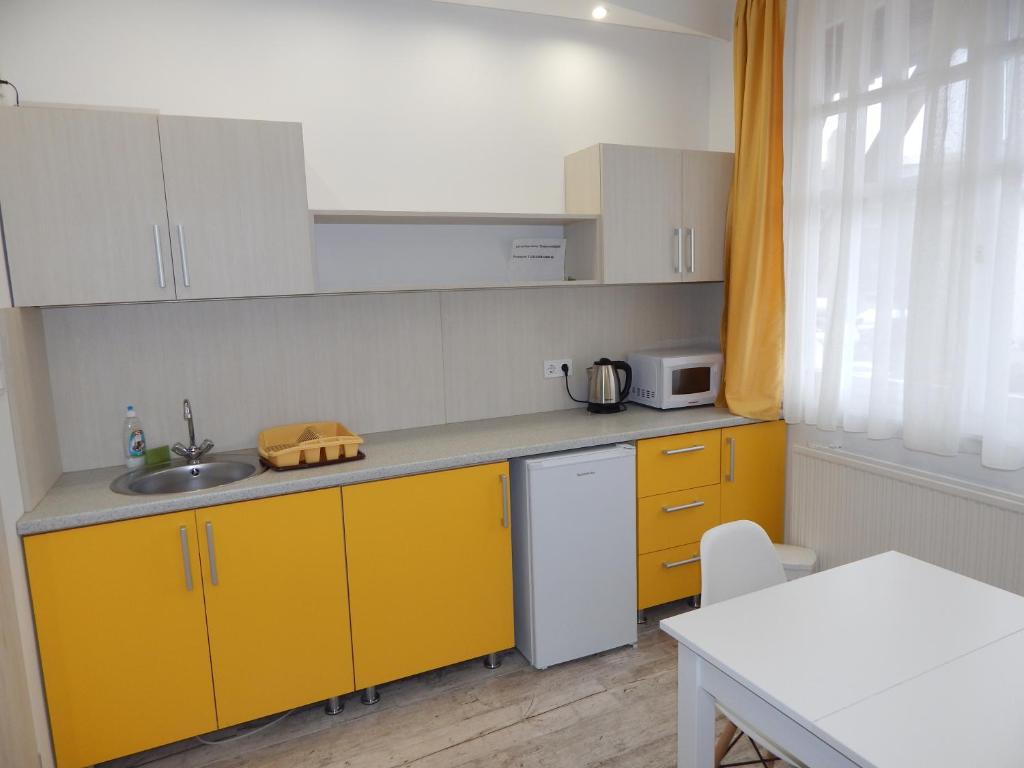 A kitchen or kitchenette at Kálvin Vendégszobák