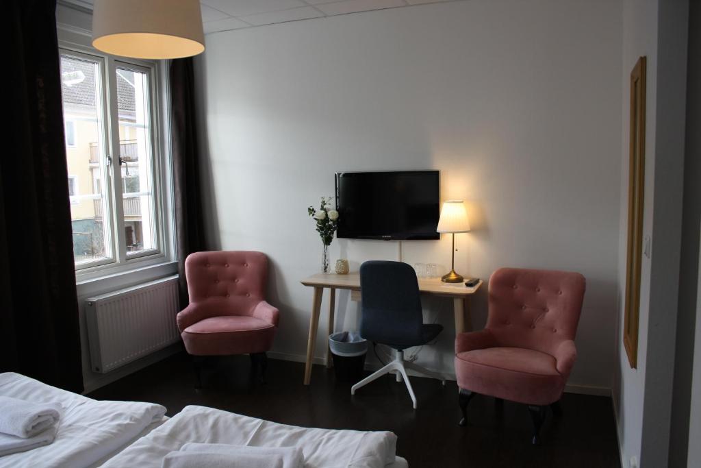TV a/nebo společenská místnost v ubytování Grännagården Hotell och Restaurang