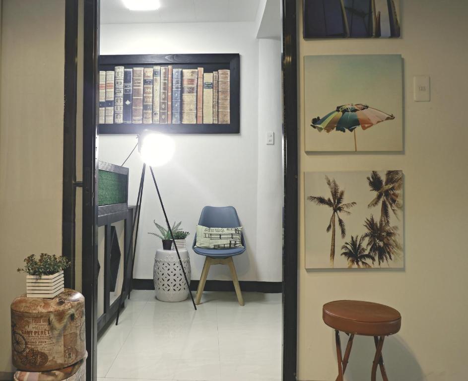 un pasillo con una puerta que conduce a una habitación con silla en Mactan-Cebu Airport Budget Hotel en Isla de Mactán