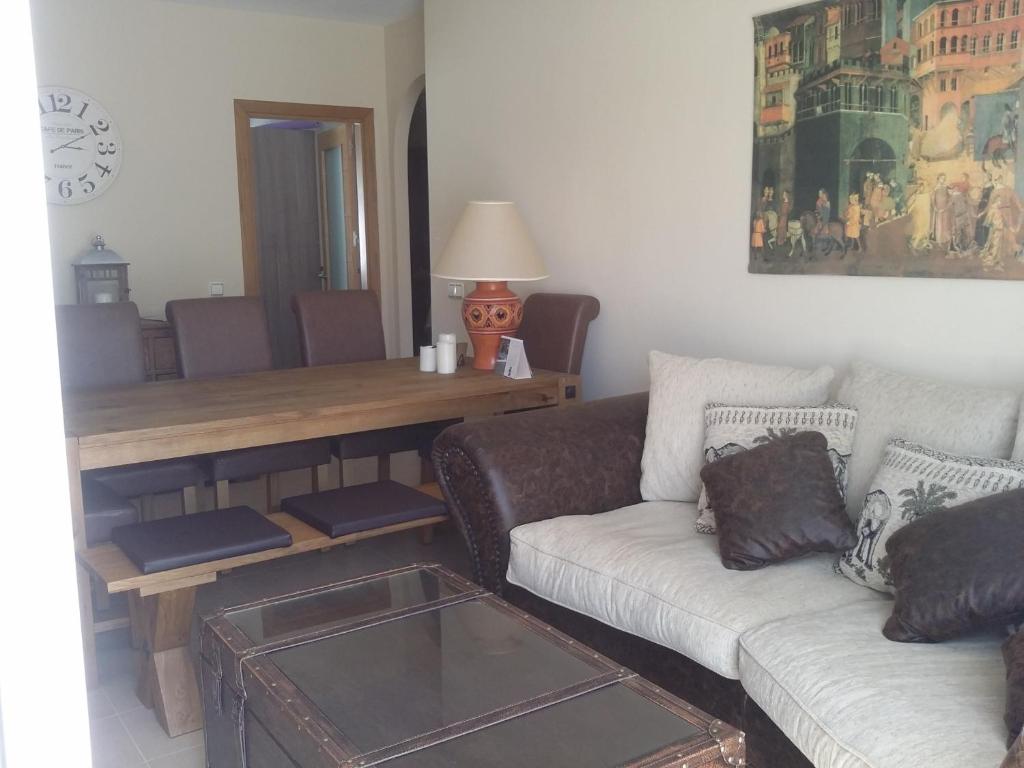 salon z kanapą i stołem w obiekcie Ferienwohnung Tropical w mieście La Herradura