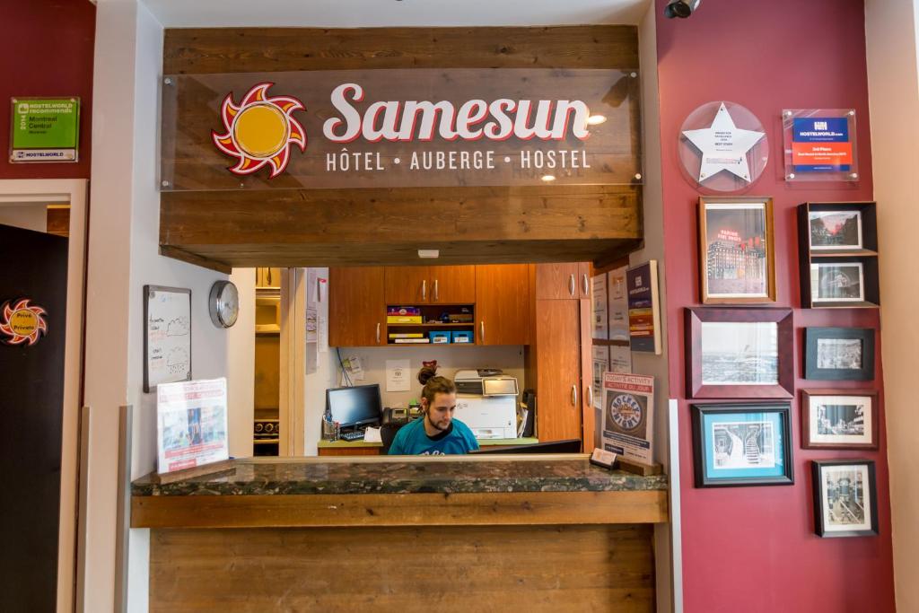 Un certificado, premio, letrero u otro documento en Samesun Montreal Hotel & Hostel