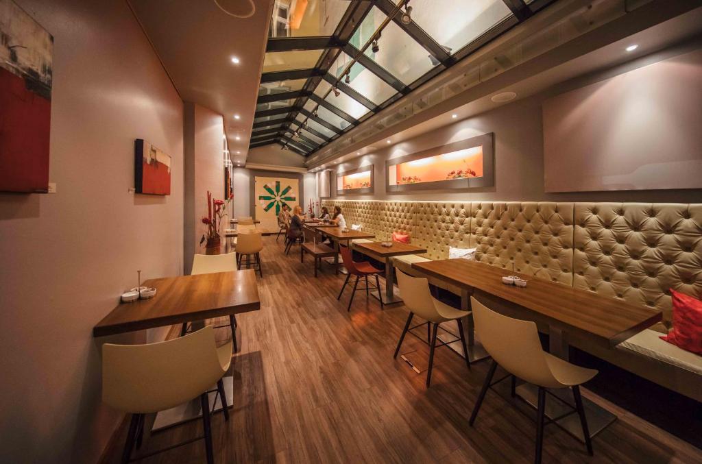 A restaurant or other place to eat at Hotel Rathaus - Wein & Design