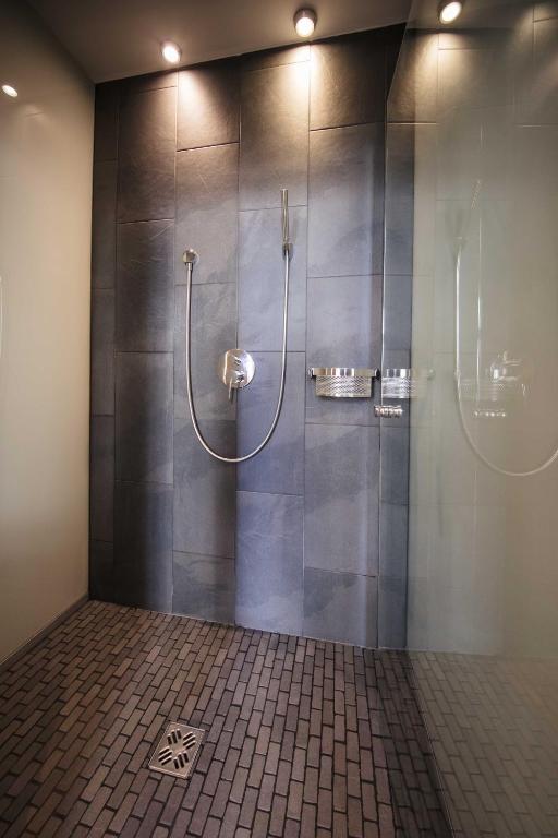 A bathroom at Hotel Rathaus - Wein & Design