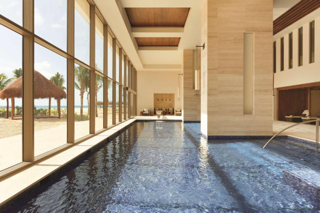 A piscina localizada em Hyatt Ziva Cancun All-Inclusive ou nos arredores