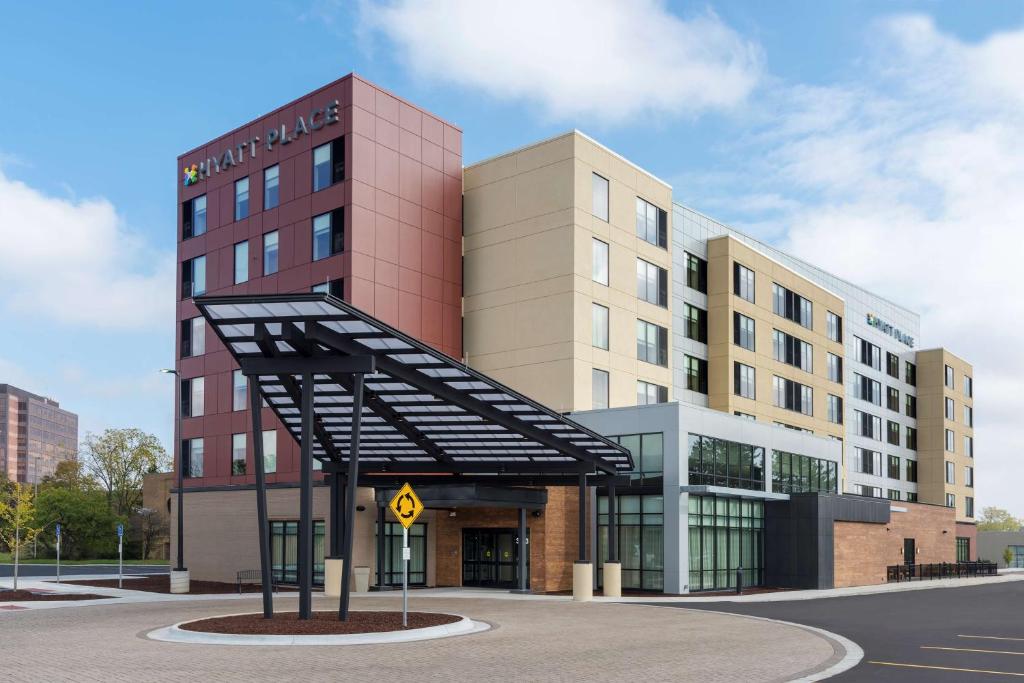 un edificio con toldo frente a un edificio en Hyatt Place Ann Arbor, en Ann Arbor