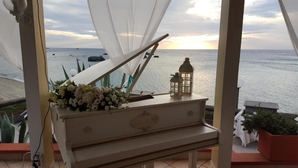 un pianoforte con fiori e vista sull'oceano di La Citarea a Ischia