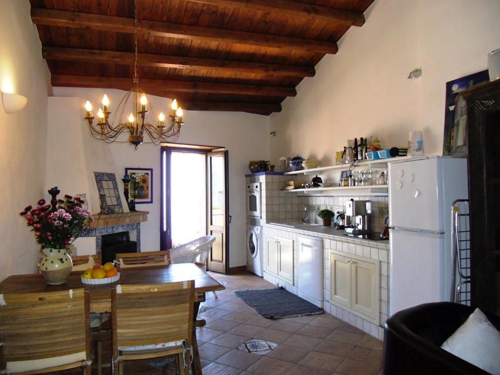 フォルツァ・ダグロにある'Casa La Zagara'のキッチン(テーブル、白い冷蔵庫付)