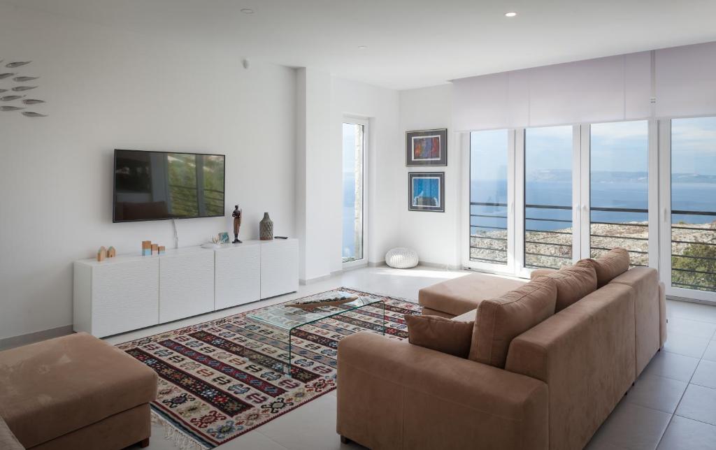 Televízia a/alebo spoločenská miestnosť v ubytovaní Villa IVA, 3lovelyvillas