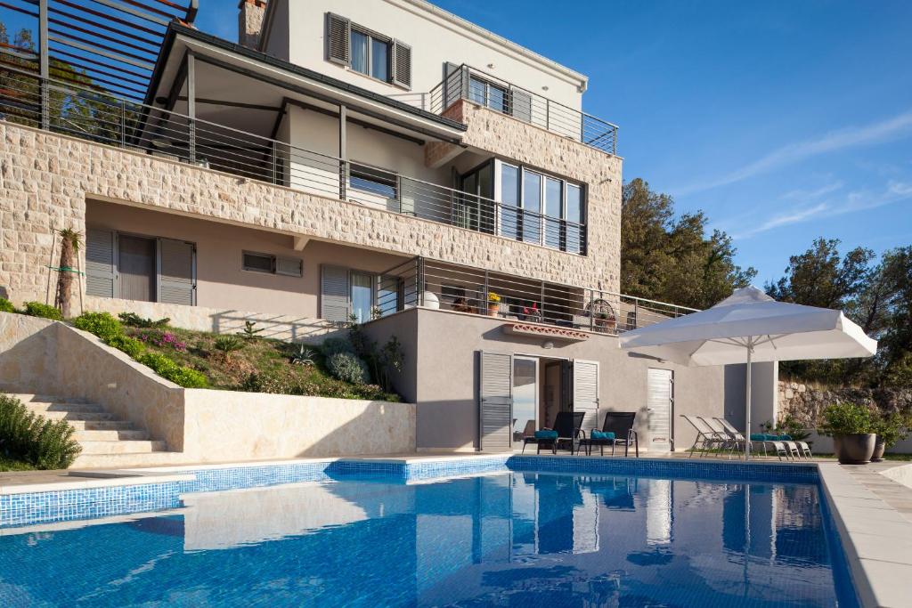 Bazén v ubytovaní Villa IVA, 3lovelyvillas alebo v jeho blízkosti