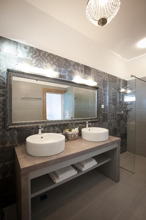 Kúpeľňa v ubytovaní Villa IVA, 3lovelyvillas