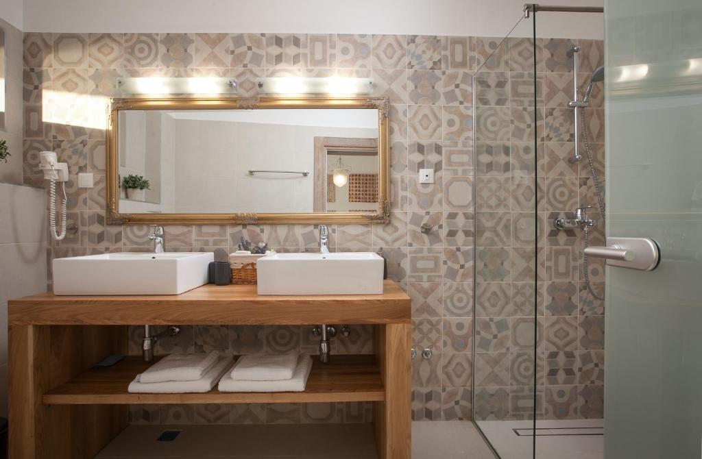 Kúpeľňa v ubytovaní Villa IVA, 3lovelyvillas